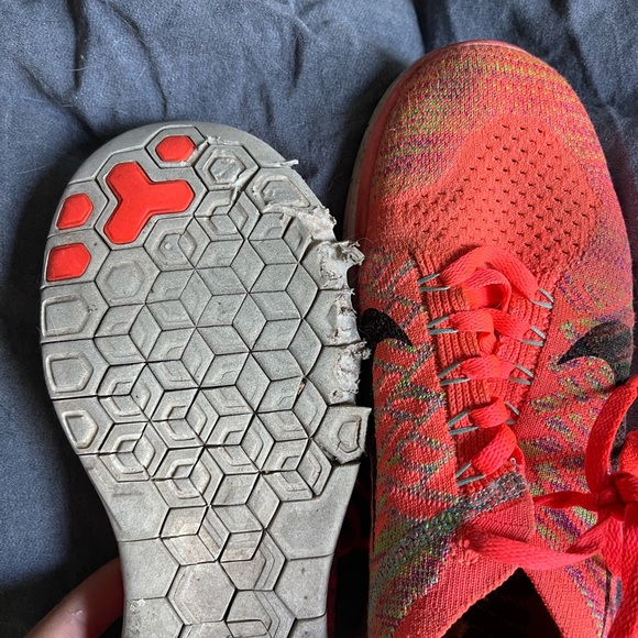 Coral running Nikes - Picture 4 of 6